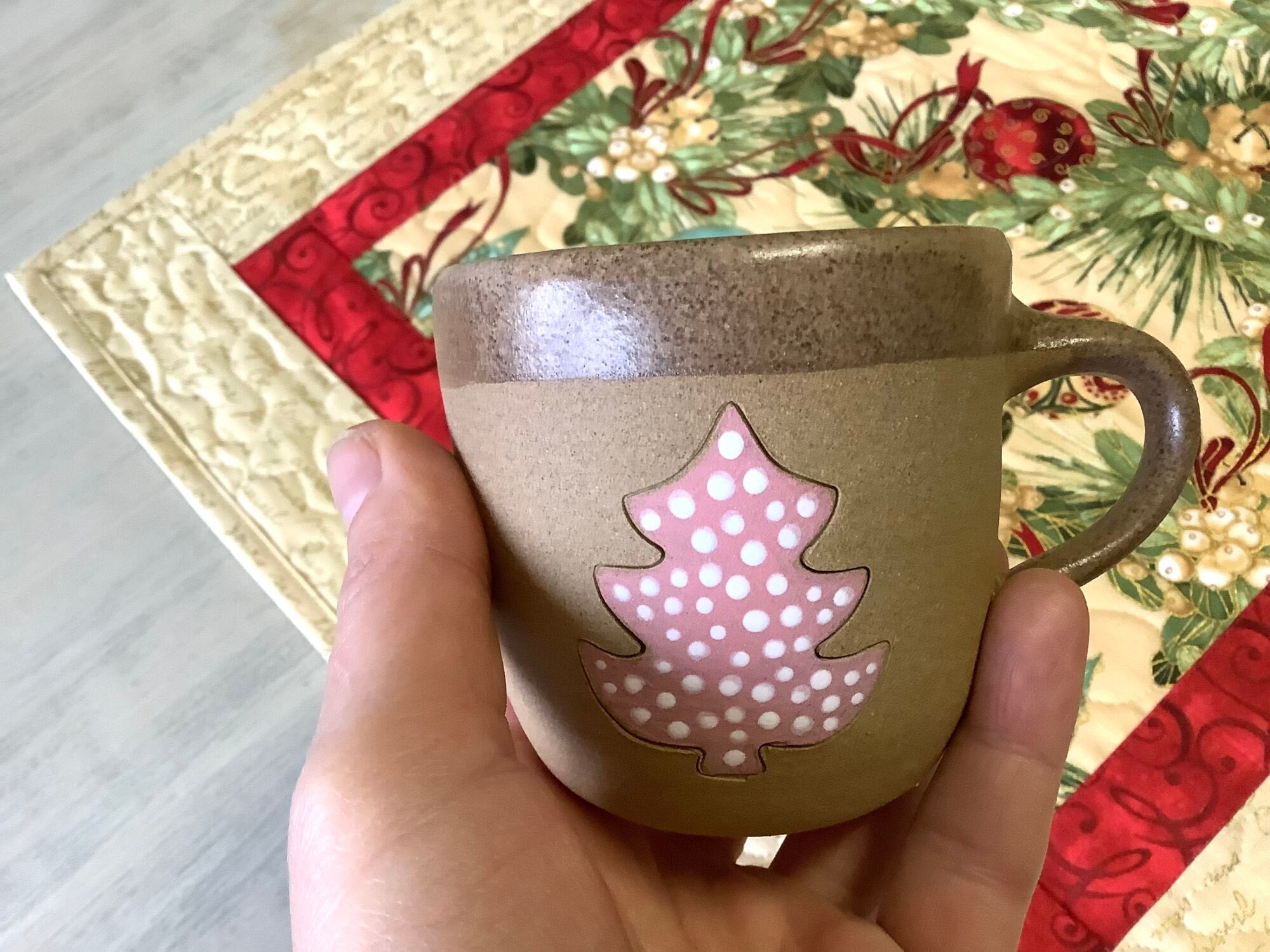 Hrnek kafe kaficko stromeček puntíky keramika keramikaandee