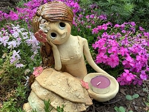 Sedici rozjímající víla šípková Růženka dívka dekorace Keramika