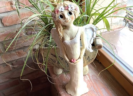 Víla stojící soška dívka dekorace květ keramika keramikaandee Andělka anděl křídla Srdce