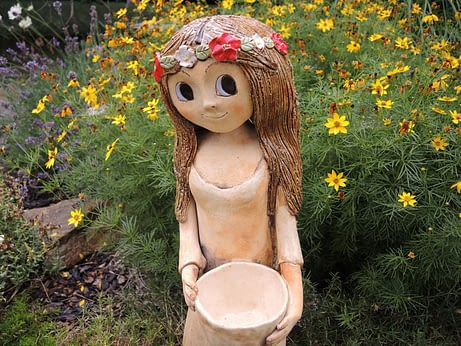 víla socha zahrada věneček louka květy keramika andee