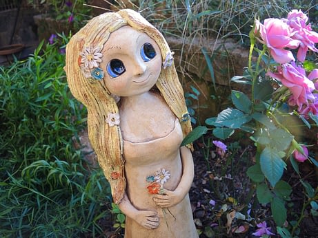 velká víla louka květiny kopretina amálka blondýnka socha keramika andee