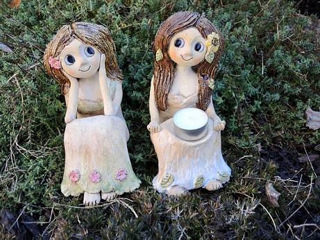 víla sedici rozmarné lato panenka dívka rozjímání loeuka květy dekorase zahrada dům keramika andee