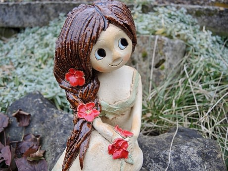 víla vlčí mák květiny cop figura socha do zahrady sedící dekorace keramika andee