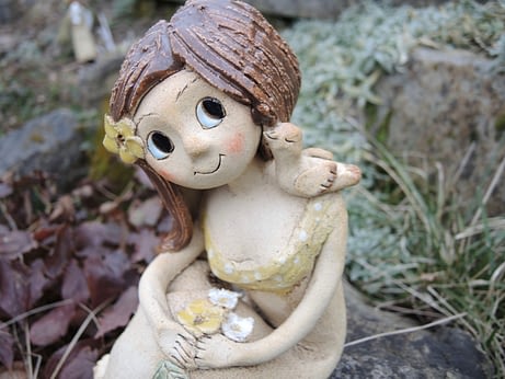 víla dívka panenka ptáček květina keramikaandee