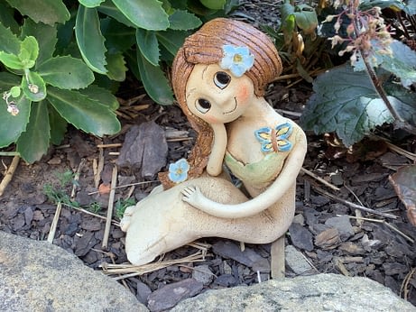 Víla soška figura keramika ptáček vlčí mák panenka keramikaandee andreaabrahamova pomněnka dekorace zahrada dívka Motýl