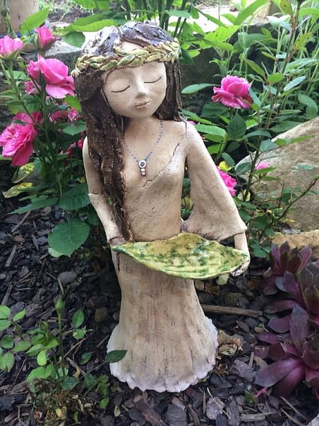 víla s miskou bohyně věneček květy louka keramika andee