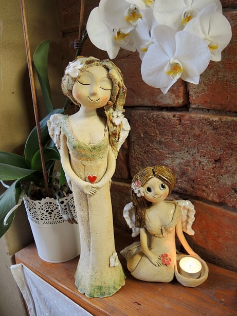 lesni andělka anděl dívka figuta dekorace zasněná květina srdce keramika andee