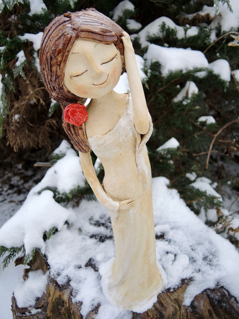 dívka s růží zasněná rozjímající soška figura bohyně víla keramika keramikaandee