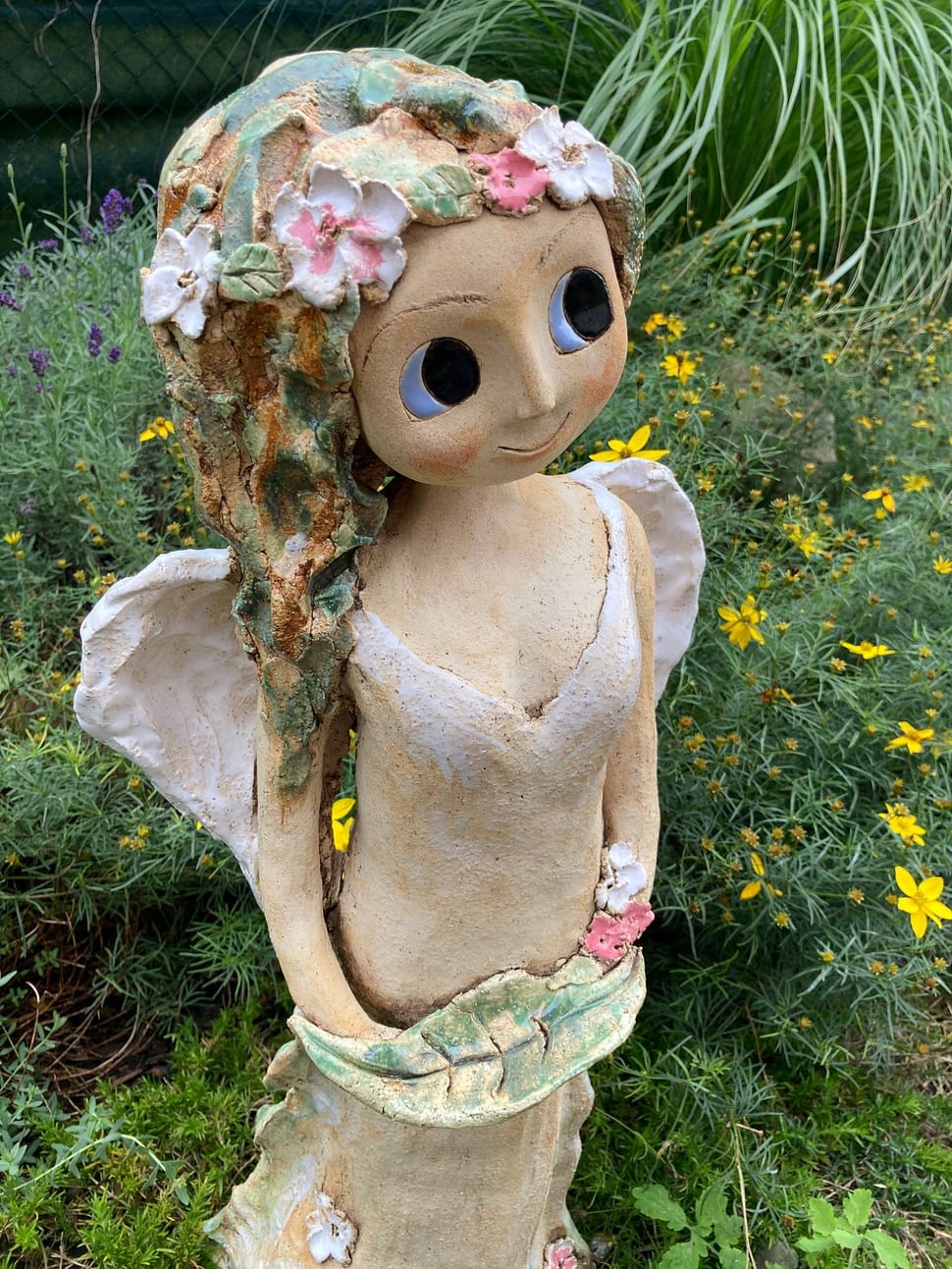 anděl víla socha dekorace do zahrady keramika figura keramikaandee květiny