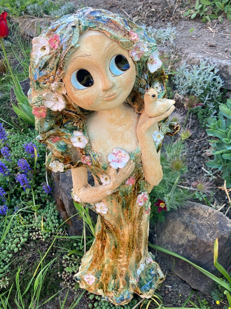 víla socha dekorace do zahrady keramika figura keramikaandee květiny