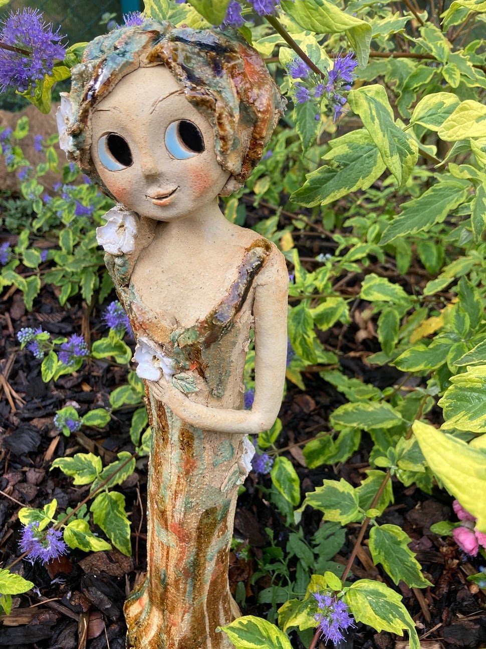 víla socha dekorace do zahrady keramika figura keramikaandee květiny