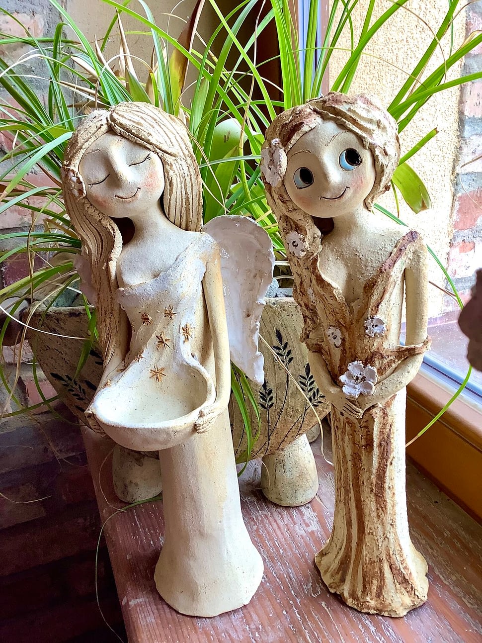 Anděl Andělka figura soška dekorace světlonoš svícen keramika květ křídla keramikaandee