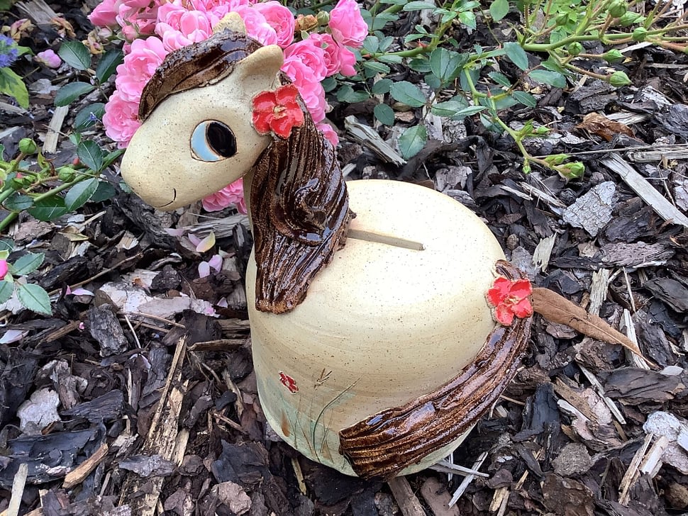 koník pokladnička kasička kůň květiny louka keramika keramikaandee