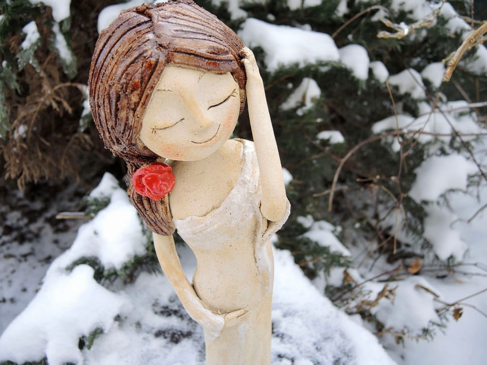 dívka s růží zasněná rozjímající soška figura bohyně víla keramika keramikaandee