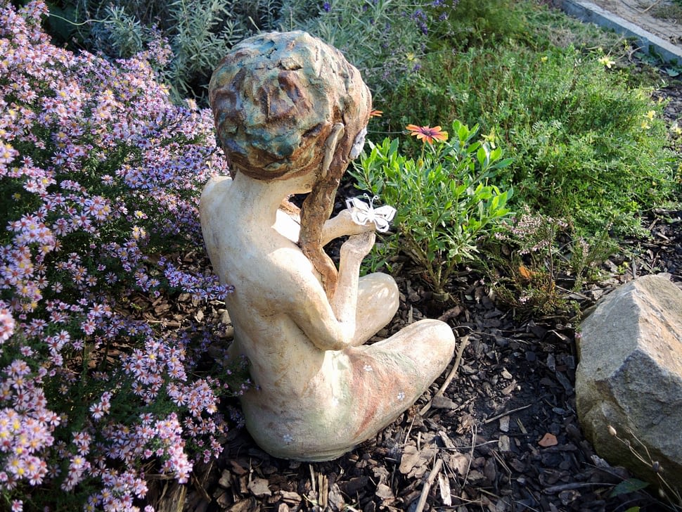 elien elfka dívka proncezna les motýl klečící socha dekorace zahrada něha keramika andee