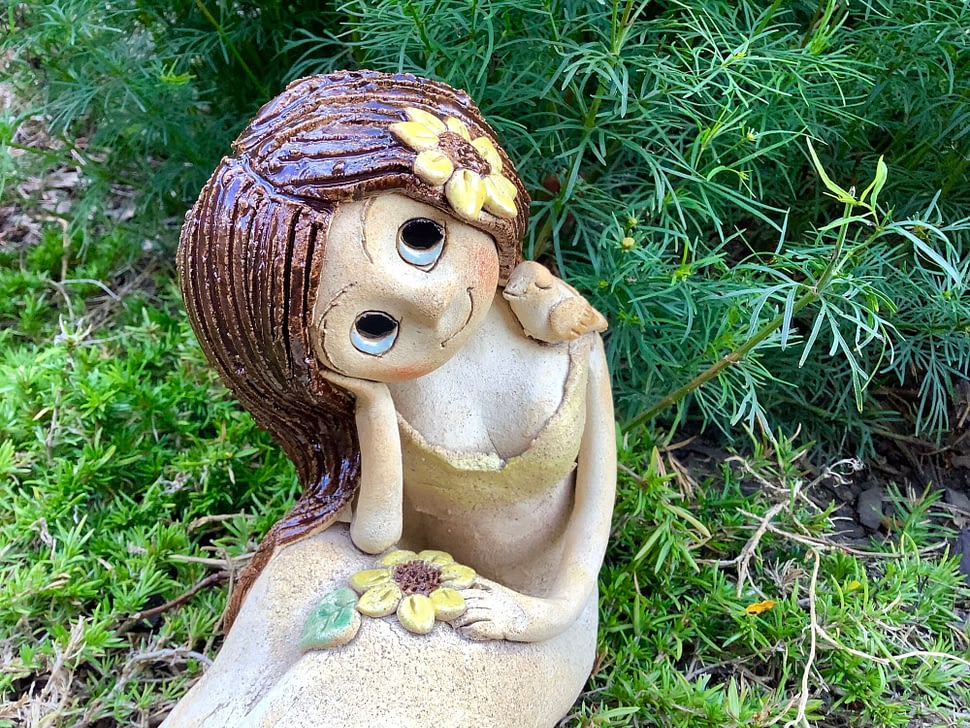 Keramická vila socha figura dívka keramika ptáček slunecnice keramika Andee dekorace zahrada