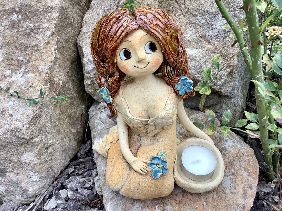 Víla soška figura keramika ptáček vlčí mák panenka keramikaandee andreaabrahamova pomněnka dekorace zahrada dívka