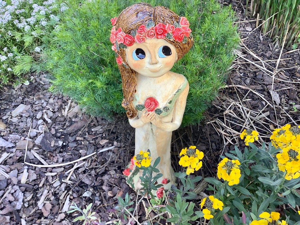 Víla socha růže Růženka zahrada dekorace keramika dívka keramikaandee květy