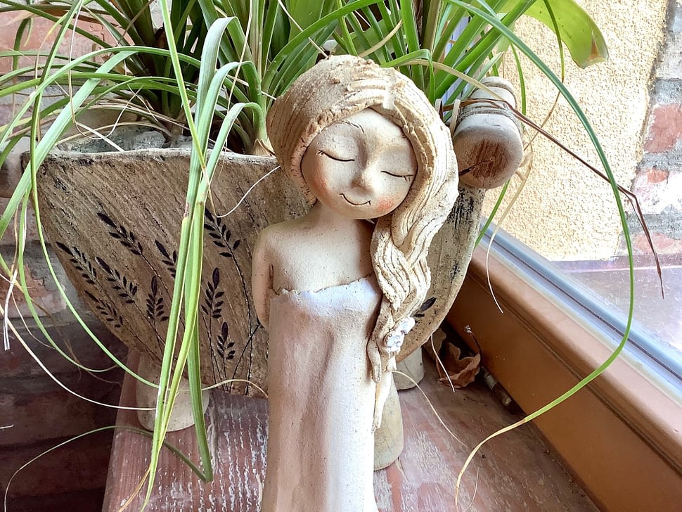 Víla stojící soška dívka dekorace květ keramika keramikaandee zasněná něha