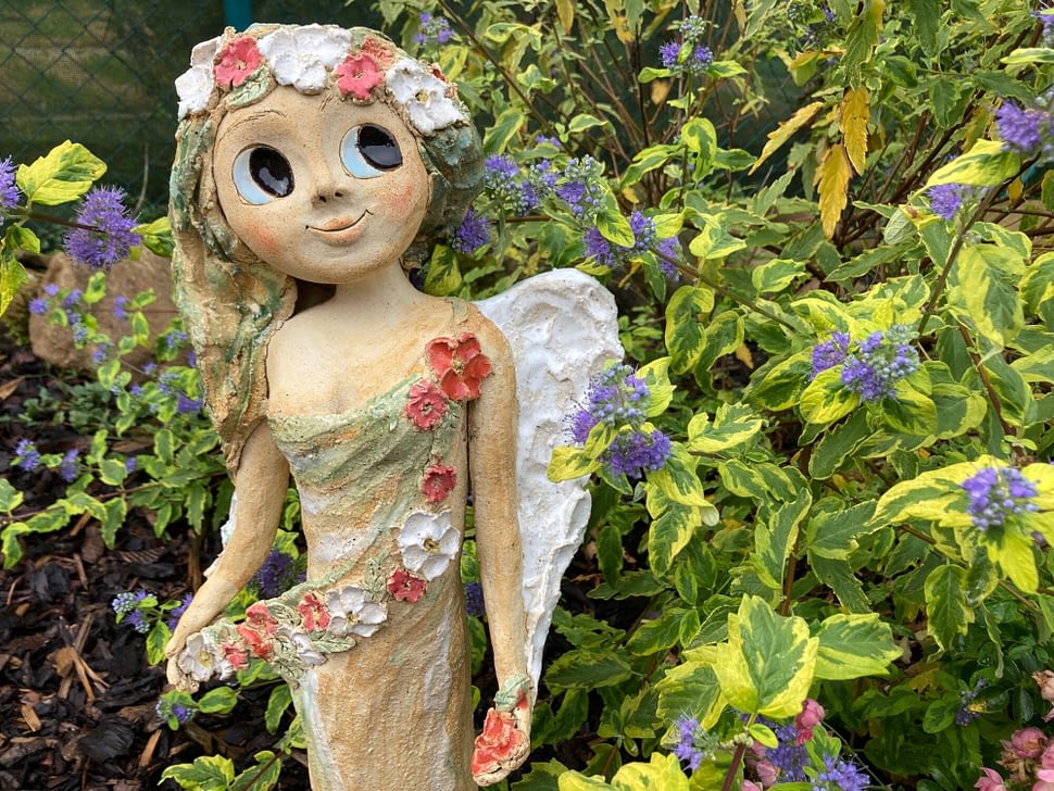 anděl víla socha dekorace do zahrady keramika figura keramikaandee květiny