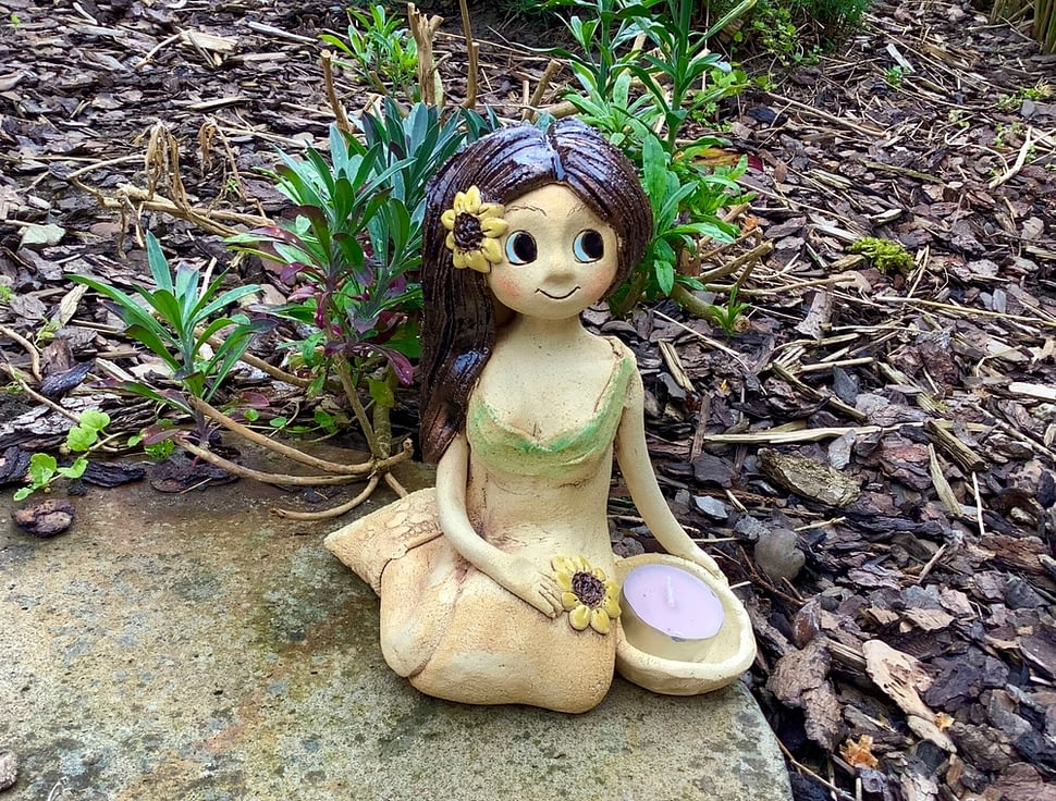 Klečící víla slunecnice dekorace figura keramika zahrada dekorace keramikaandee soška