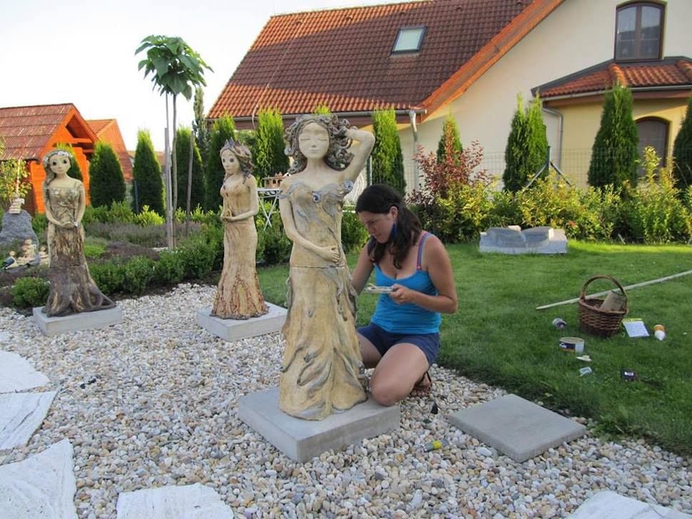 instalace soch v zahradě keramika Andee