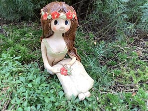 Víla šípková růže motýl rozjímání keramika soška Andee panenka