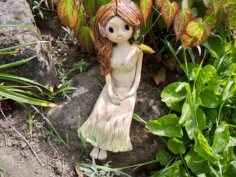 levandule levandulka víla dívka sedící květ cop copánek keramika andee