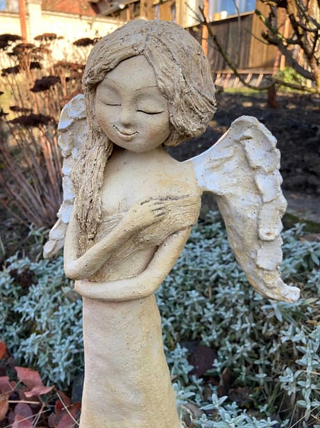 víla socha keramika dívka figura květiny do zahrady keramikaandee anděl dekorace