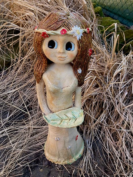 víla socha keramika dívka figura květiny do zahrady keramikaandee anděl dekorace