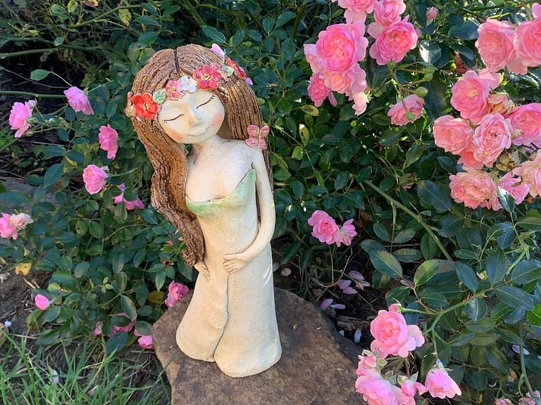 stojícíi rozjímající víla šípková růže keramika nade dívka dekorace květ louka tanec