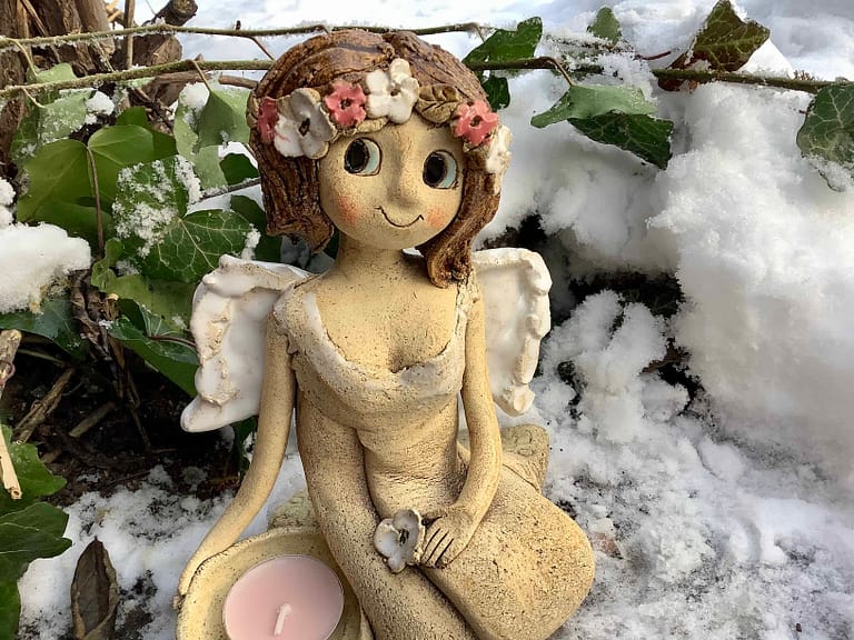 Anděl Andělka figura dívka dekorace křídla keramika keramikaandee květ Vločka sníh