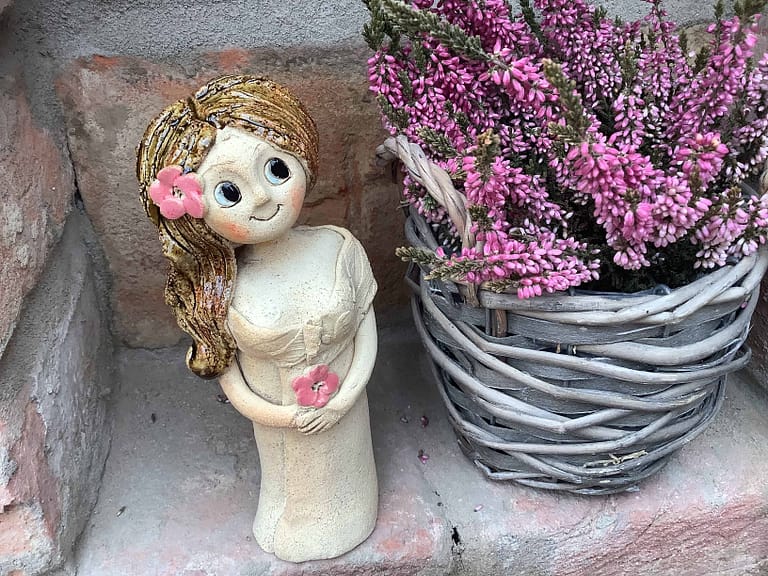 Víla keramická šípková růže sedící růžová keramikaandee figura soška květy dekorace